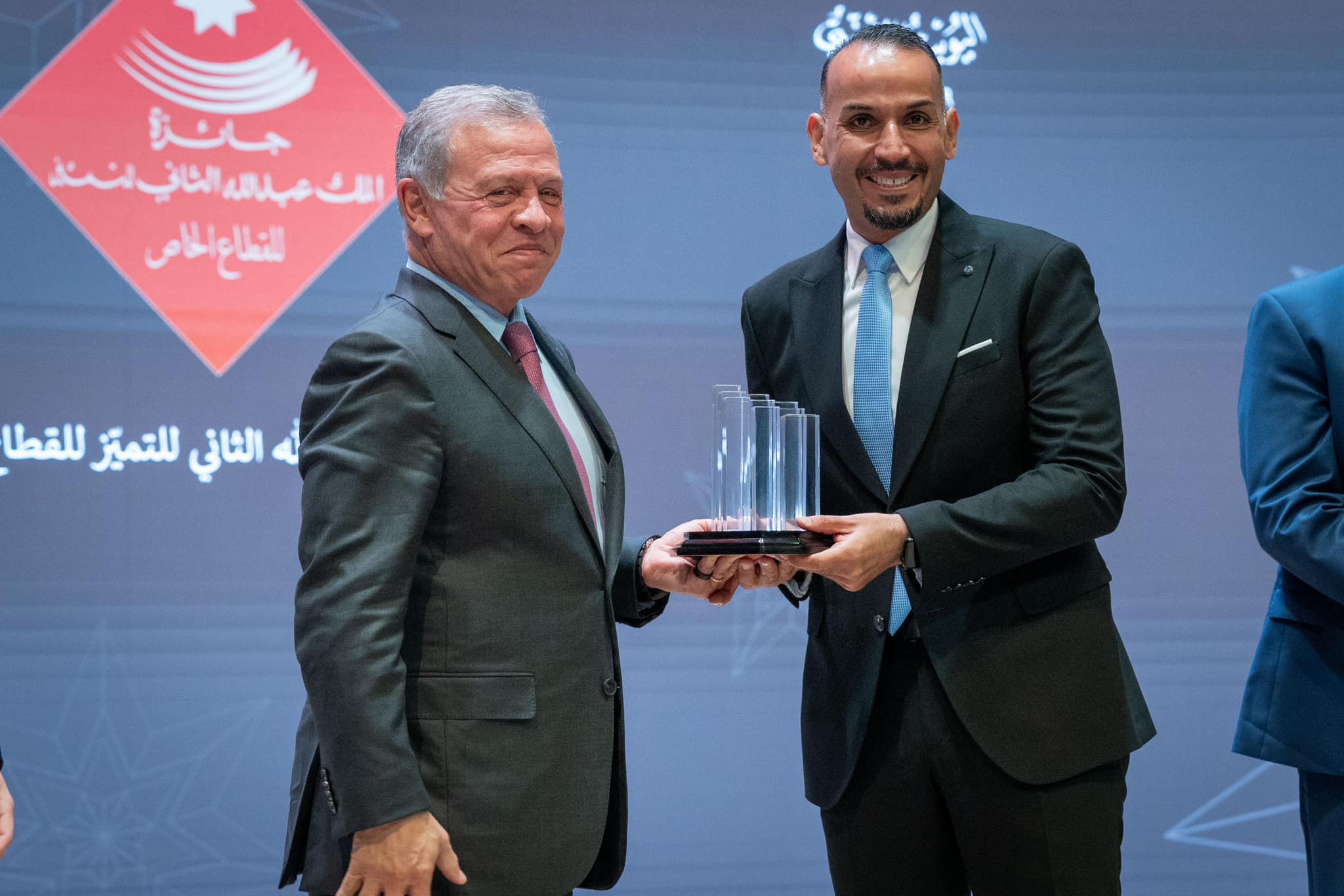 جلالة الملك يسلم شركة كهرباء إربد جائزة الملك عبدالله الثاني للتميز للقطاع الخاص لعام 2024
